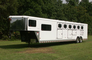 Sunlite 725 - Painted Aluminum Slant Load Gooseneck Horse Trailer