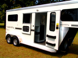 Sunlite 737 - Painted Aluminum Straight Load Gooseneck Horse Trailer