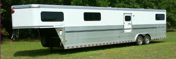 Sunlite 761 - Painted Aluminum Straight Load Gooseneck Horse Trailer