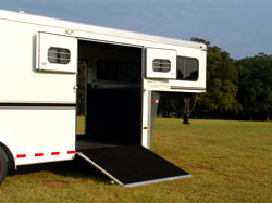 Sunlite 777 SR - Painted Aluminum Straight Load Gooseneck Horse Trailer